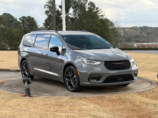 Used 2025 Chrysler Pacifica Limited image 9