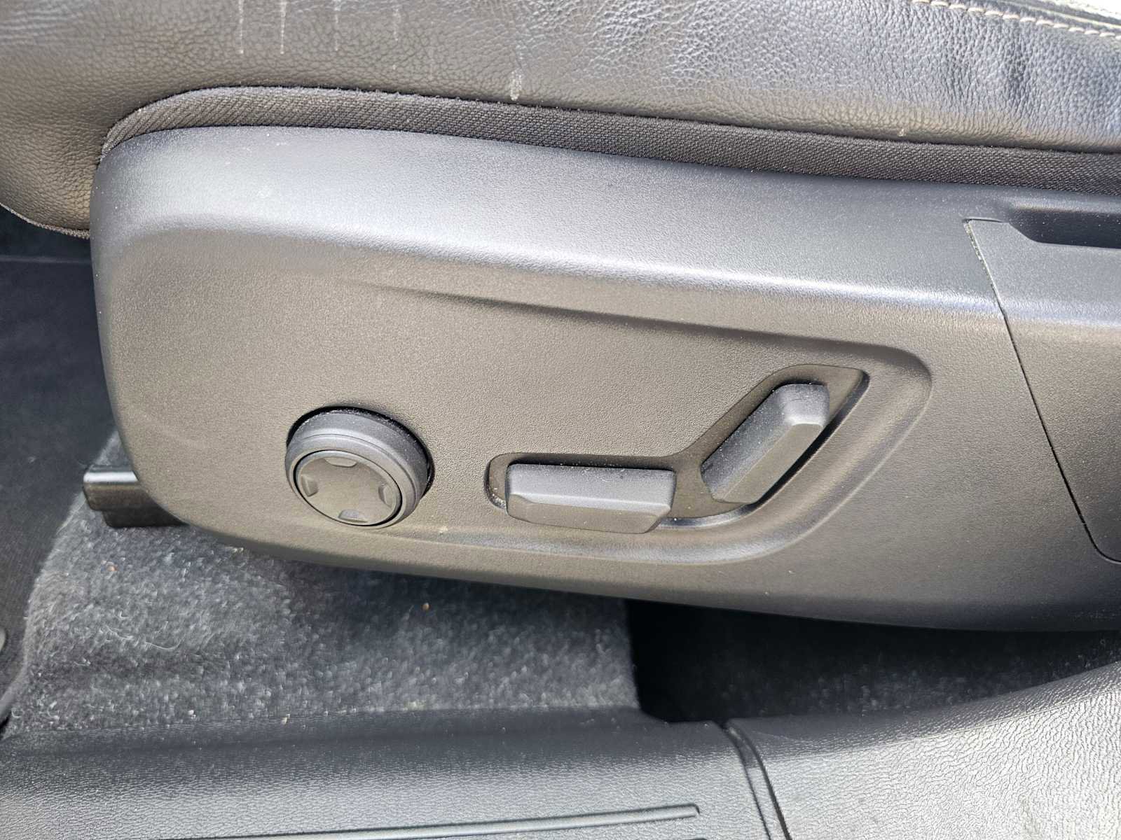 Certified 2023 Volvo XC40 B5 Plus w/ Driver Assist Package AWD/4WD image 25