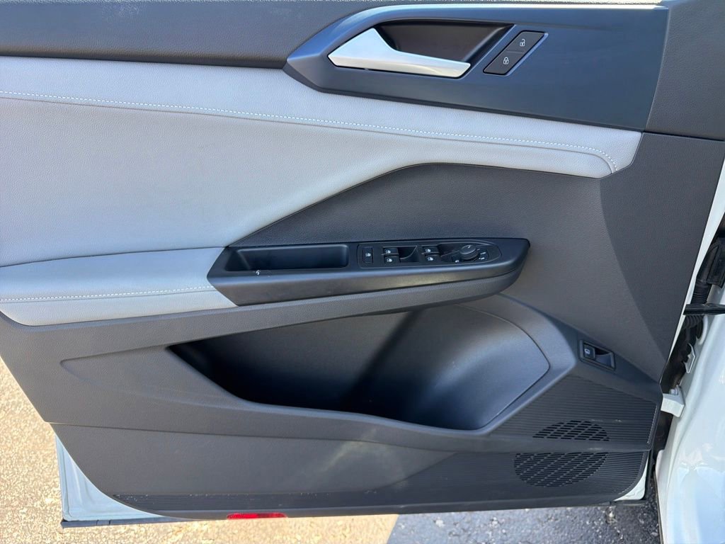 Used 2024 Volkswagen Taos SE image 18