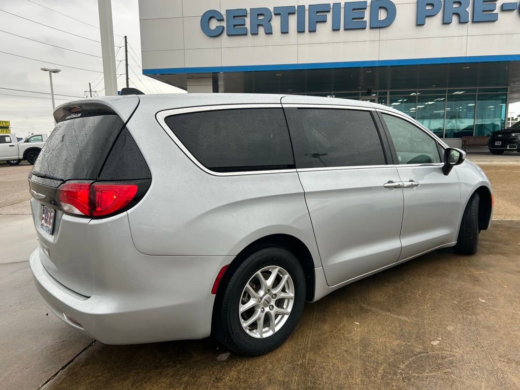 Used 2023 Chrysler Voyager LX image 5