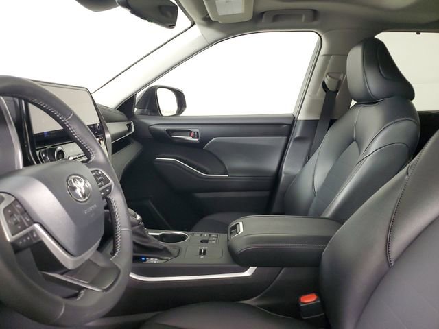 Used 2025 Toyota Highlander XLE image 22
