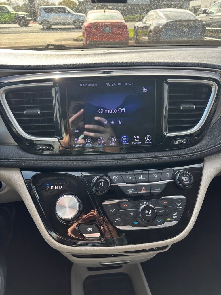 Used 2017 Chrysler Pacifica Limited image 16