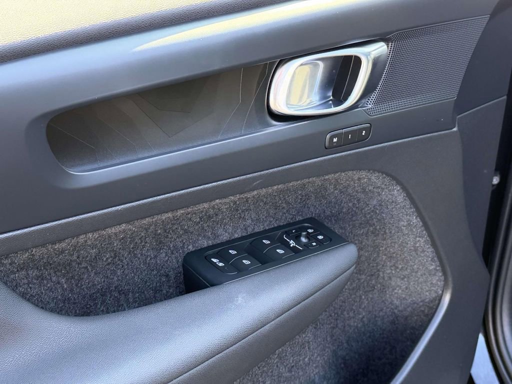 Used 2023 Volvo XC40 Recharge Plus image 17