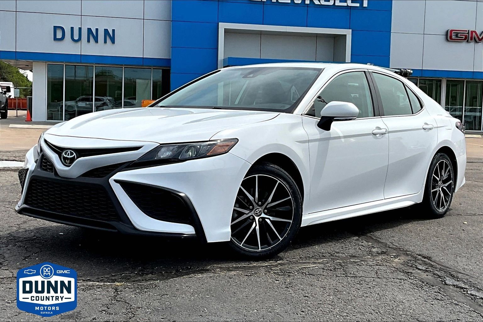Used 2023 Toyota Camry SE image 1