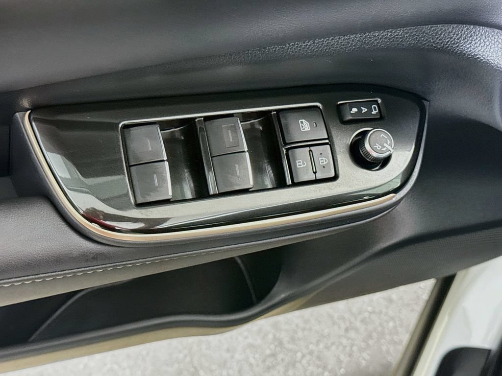 Used 2025 Toyota Crown w/ Advanced Technology Package AWD/4WD image 18