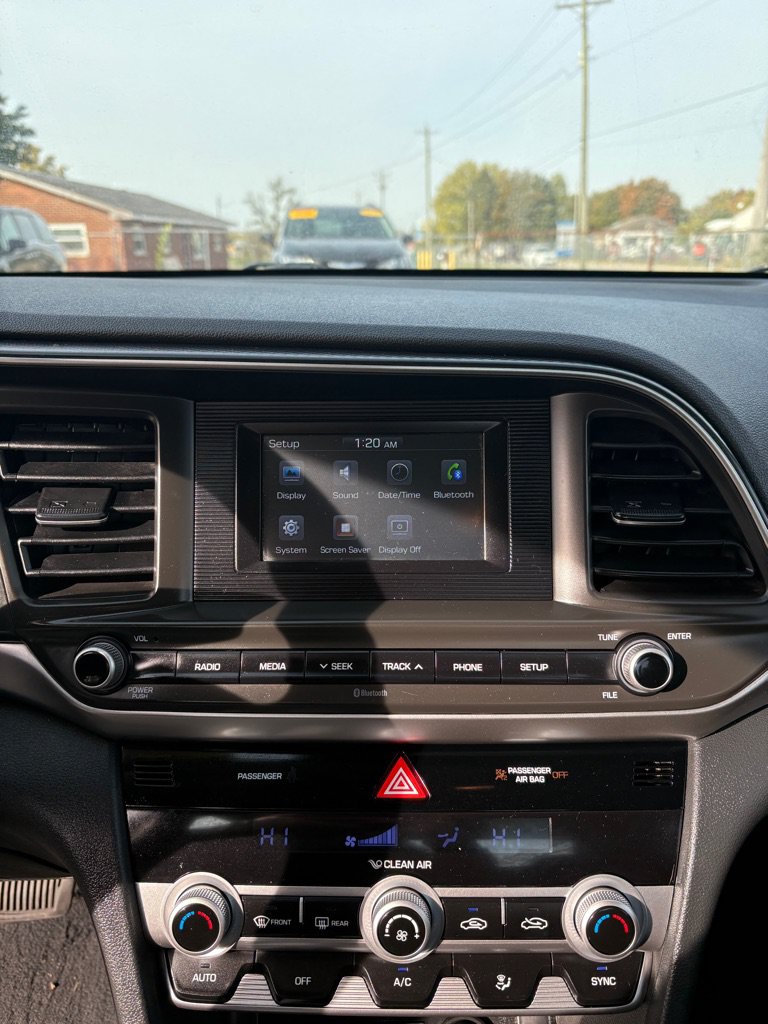 Used 2020 Hyundai Elantra SE w/ Cargo Package (C1) FWD image 17