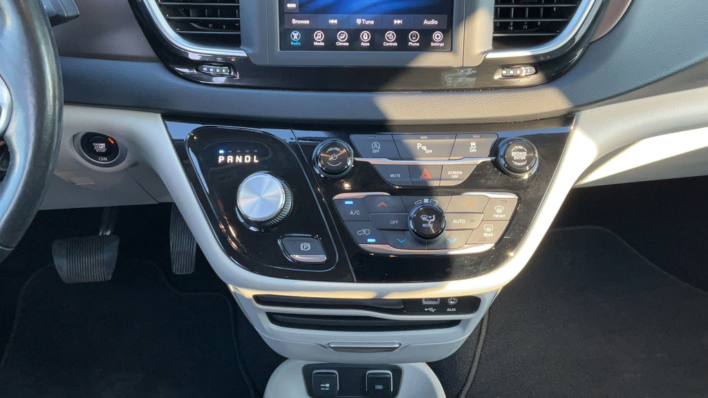 Used 2019 Chrysler Pacifica Touring Plus w/ Cold Weather Group FWD image 21