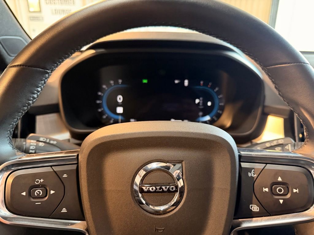 Used 2024 Volvo XC40 B5 Core image 10