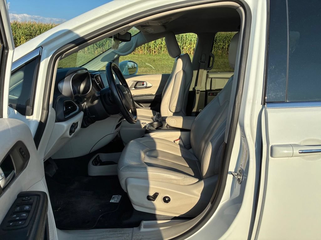 Used 2021 Chrysler Pacifica Touring-L FWD image 9