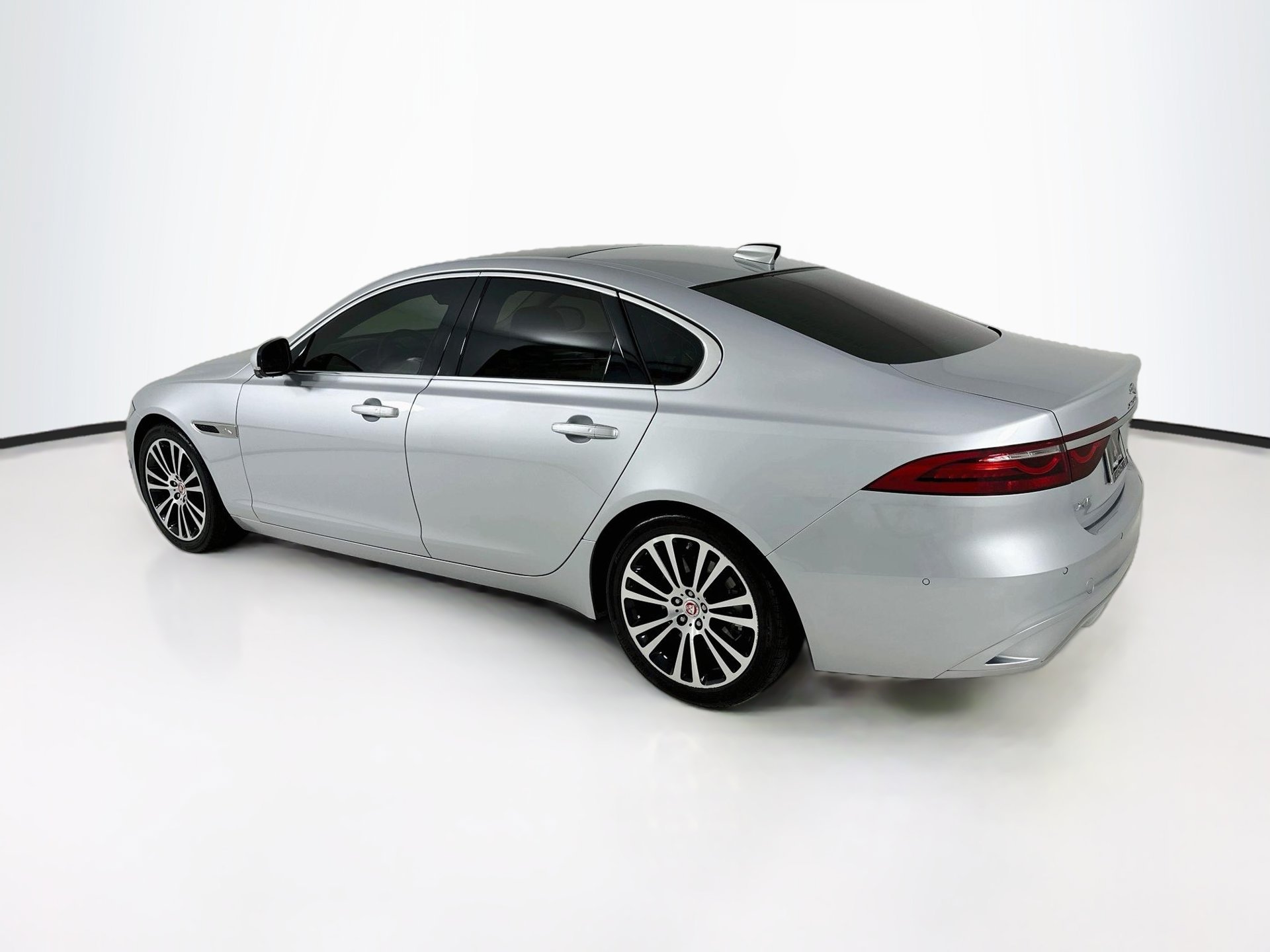 Used 2021 Jaguar XF SE RWD image 6
