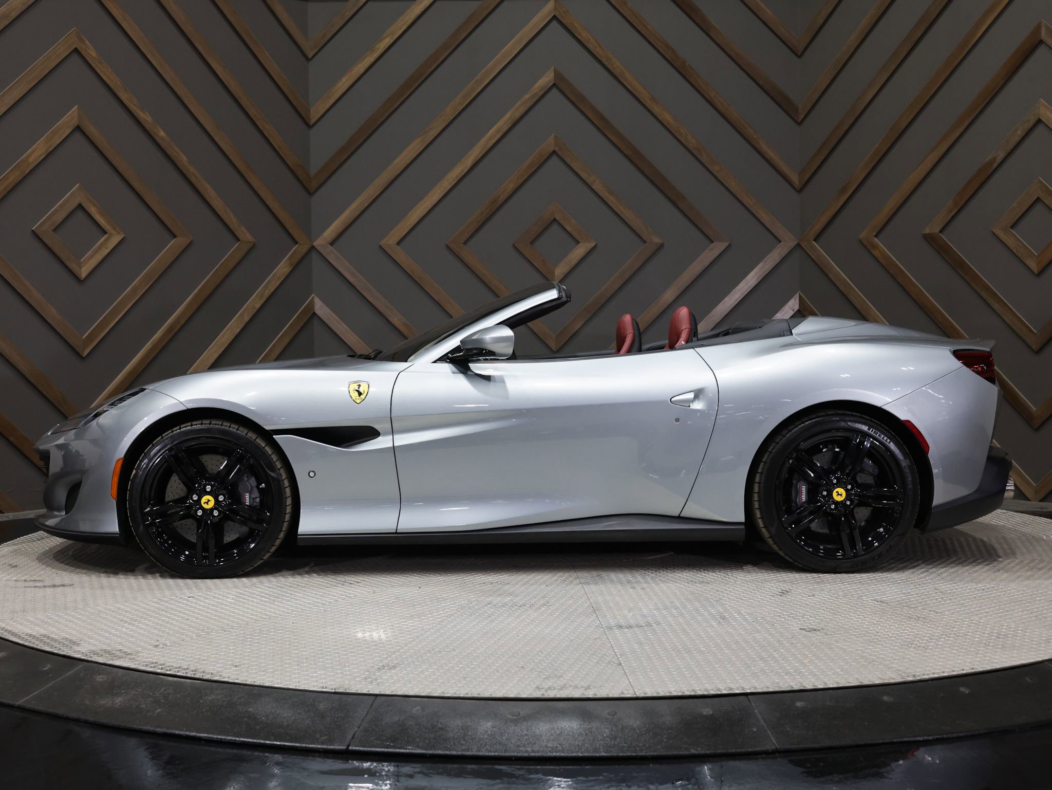 Used 2019 Ferrari Portofino image 3