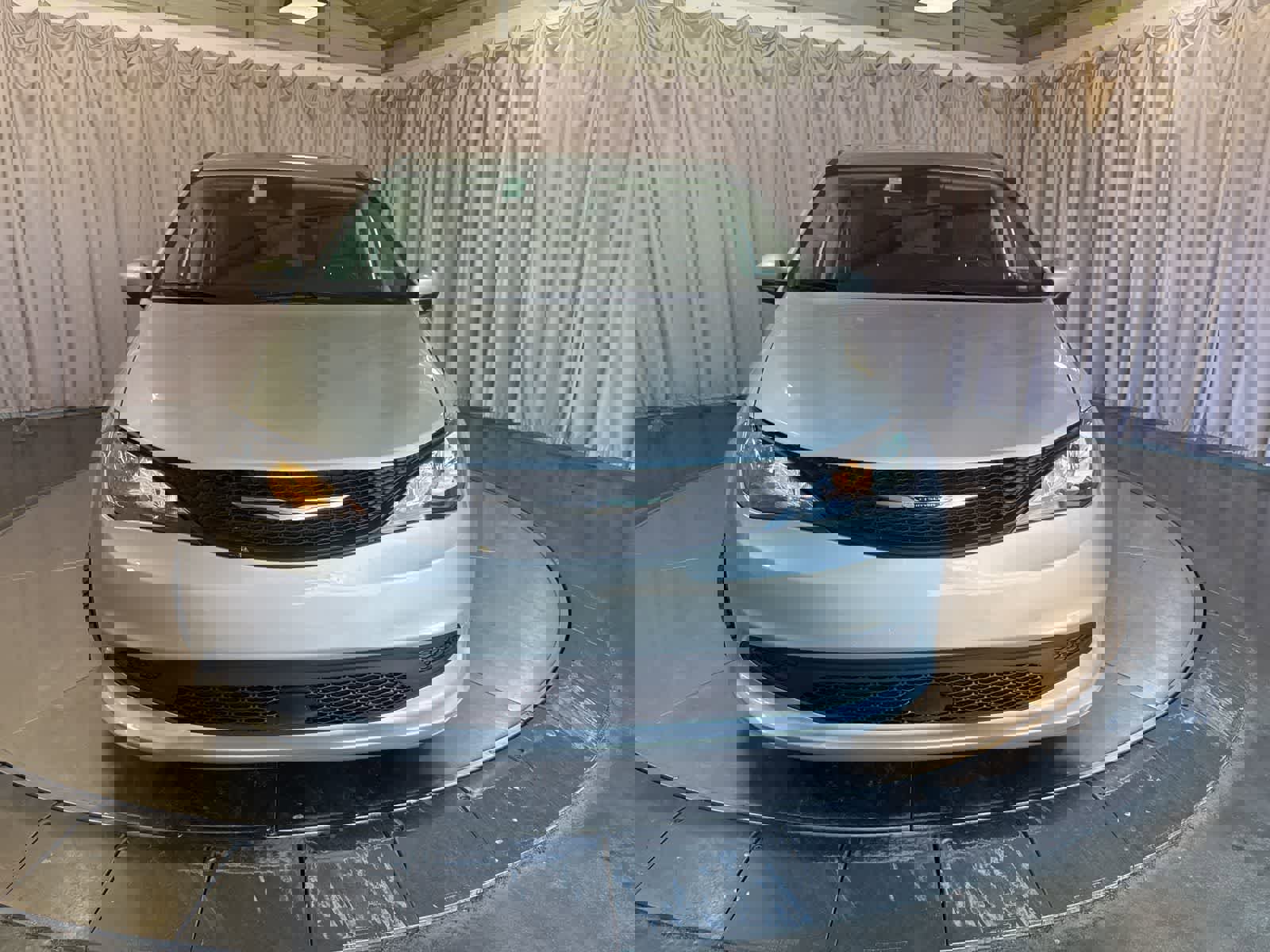 Used 2023 Chrysler Voyager LX image 2