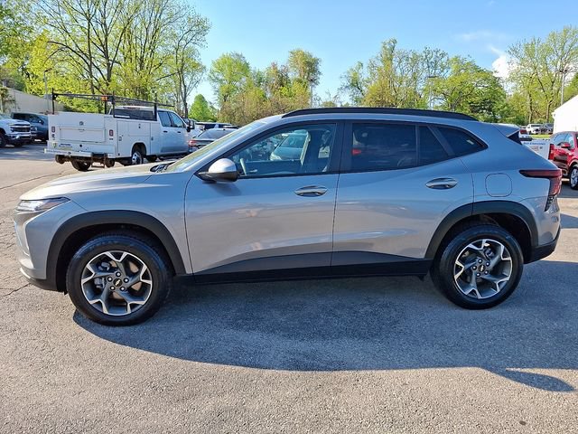 Used 2025 Chevrolet Trax LT FWD image 8