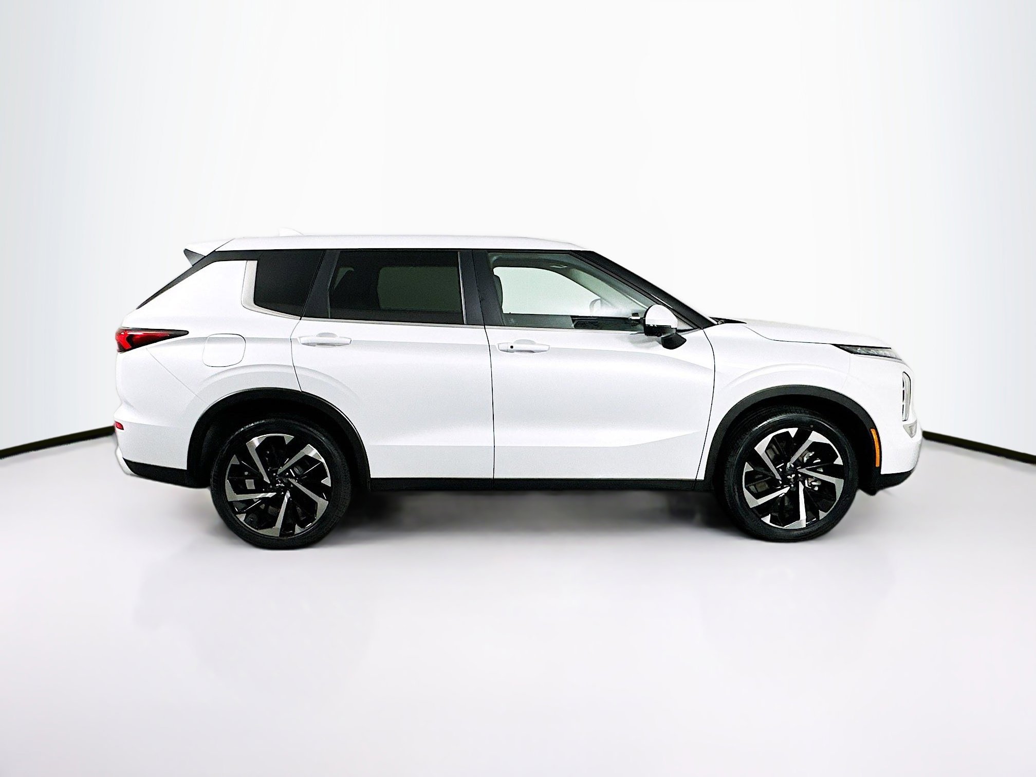 Used 2024 Mitsubishi Outlander SE image 10