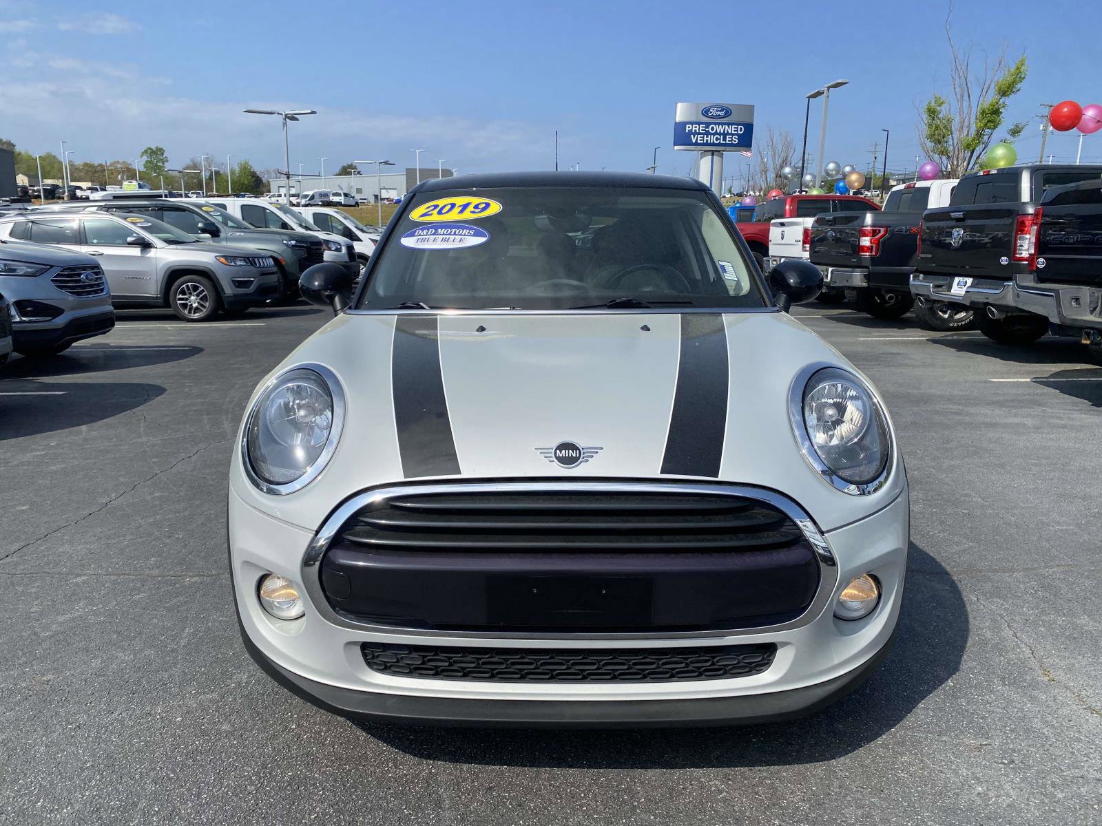 Used 2019 MINI Cooper 4-Door Hardtop w/ Signature Upholstery Package image 2