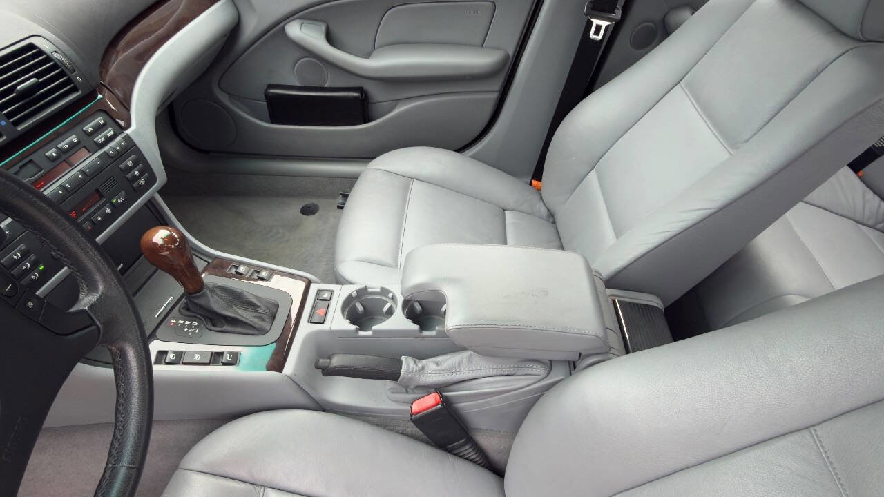 Used 2001 BMW 330i Sedan image 24