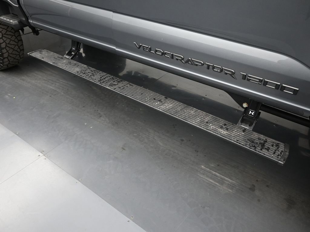 New 2026 Ford F250 Lariat w/ Black Appearance Package image 27