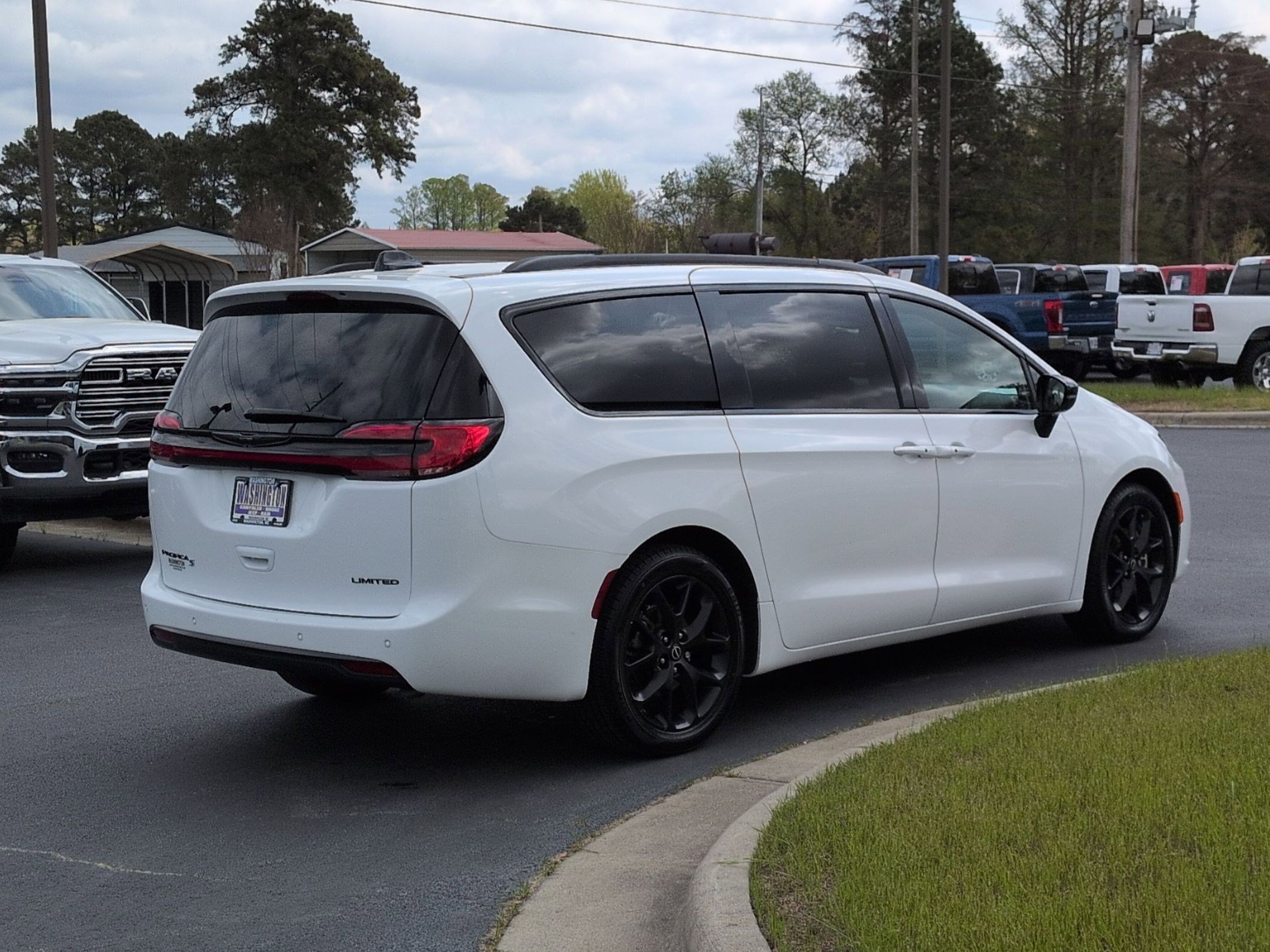 Used 2025 Chrysler Pacifica Limited FWD image 5