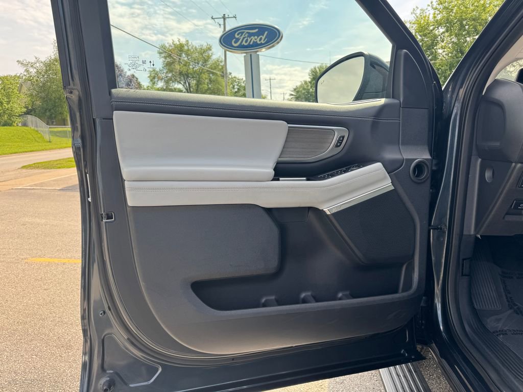 Used 2025 Ford Expedition Platinum w/ Driver's Package AWD/4WD image 18