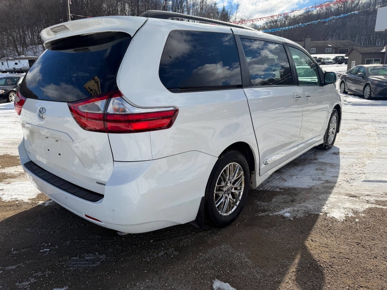 Used 2018 Toyota Sienna XLE Premium w/ Protection Package image 3