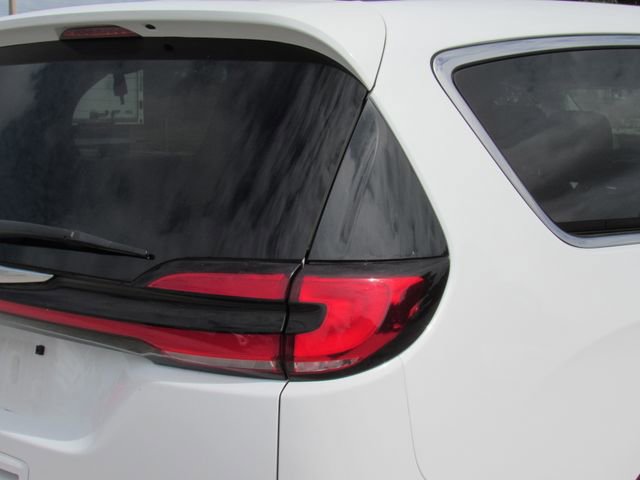 Used 2024 Chrysler Pacifica Touring-L image 12