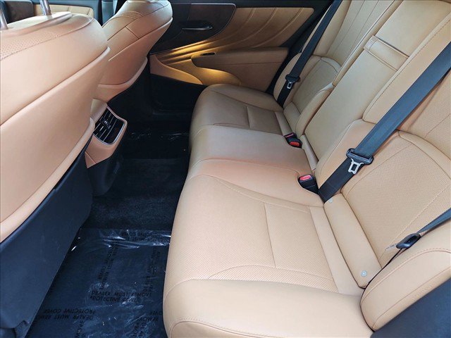 Used 2023 Lexus LS 500 w/ Accessory Package (Z1) RWD image 24