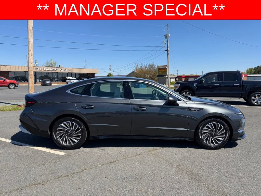 Used 2025 Hyundai Sonata SEL FWD image 2