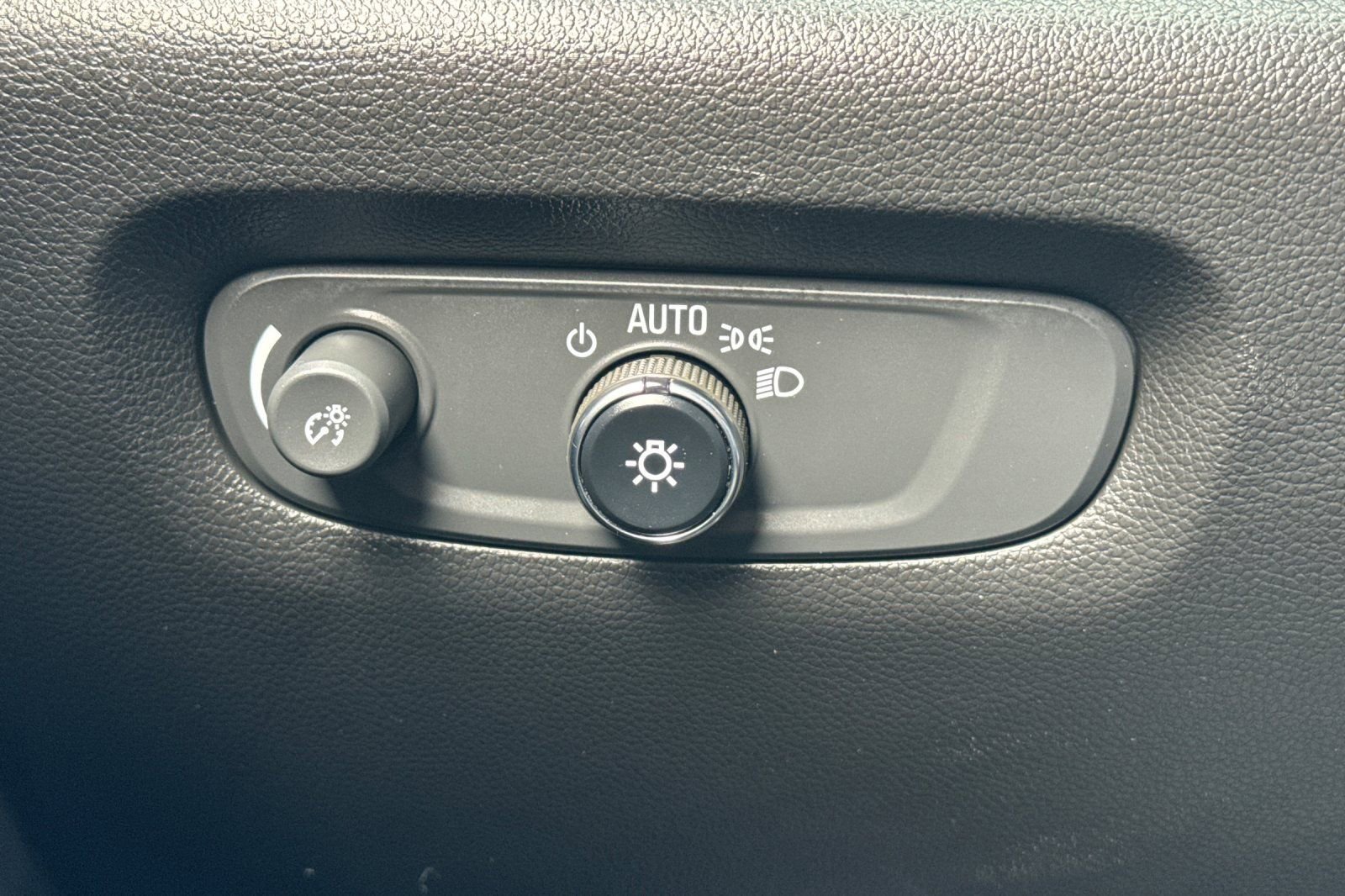 Used 2023 Chevrolet Traverse LT image 39