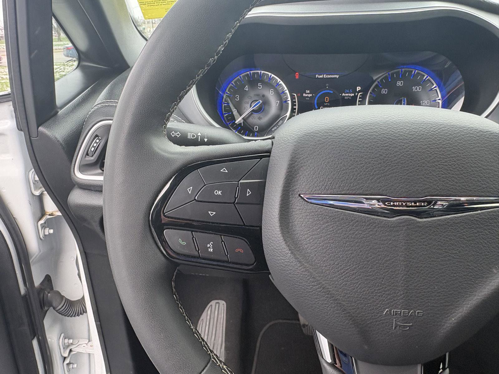 Used 2023 Chrysler Pacifica Touring image 9