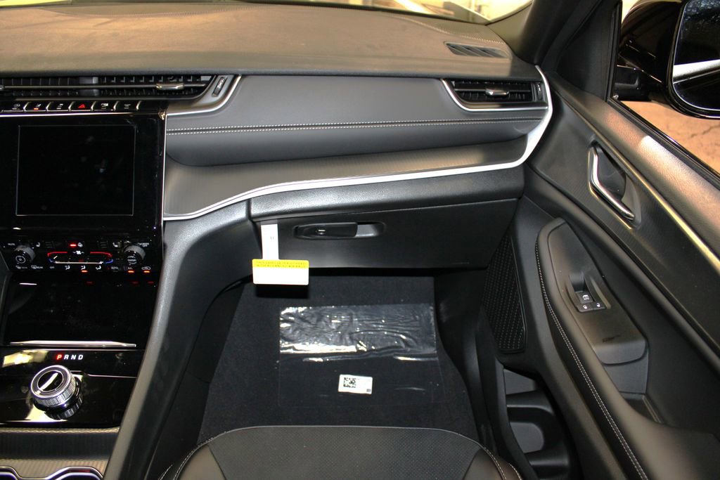 New 2025 Jeep Grand Cherokee Altitude image 32