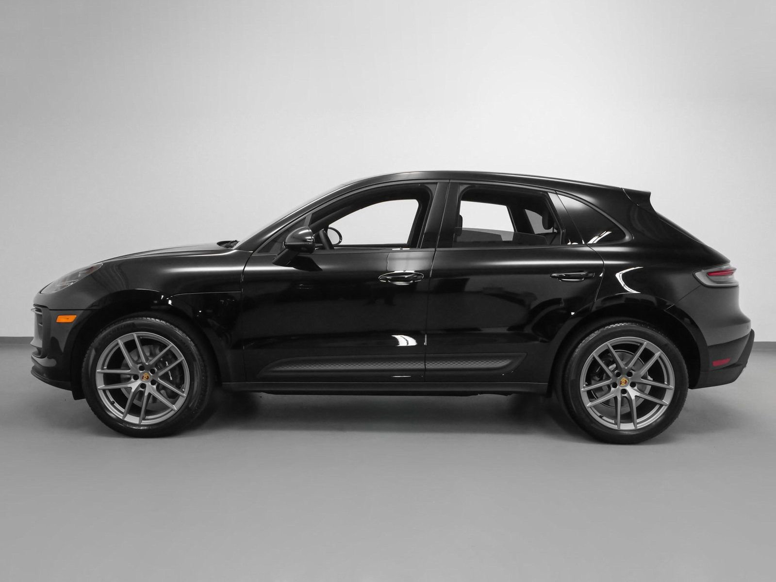 Certified 2025 Porsche Macan image 2
