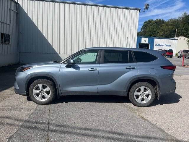 Used 2023 Toyota Highlander LE AWD/4WD image 9