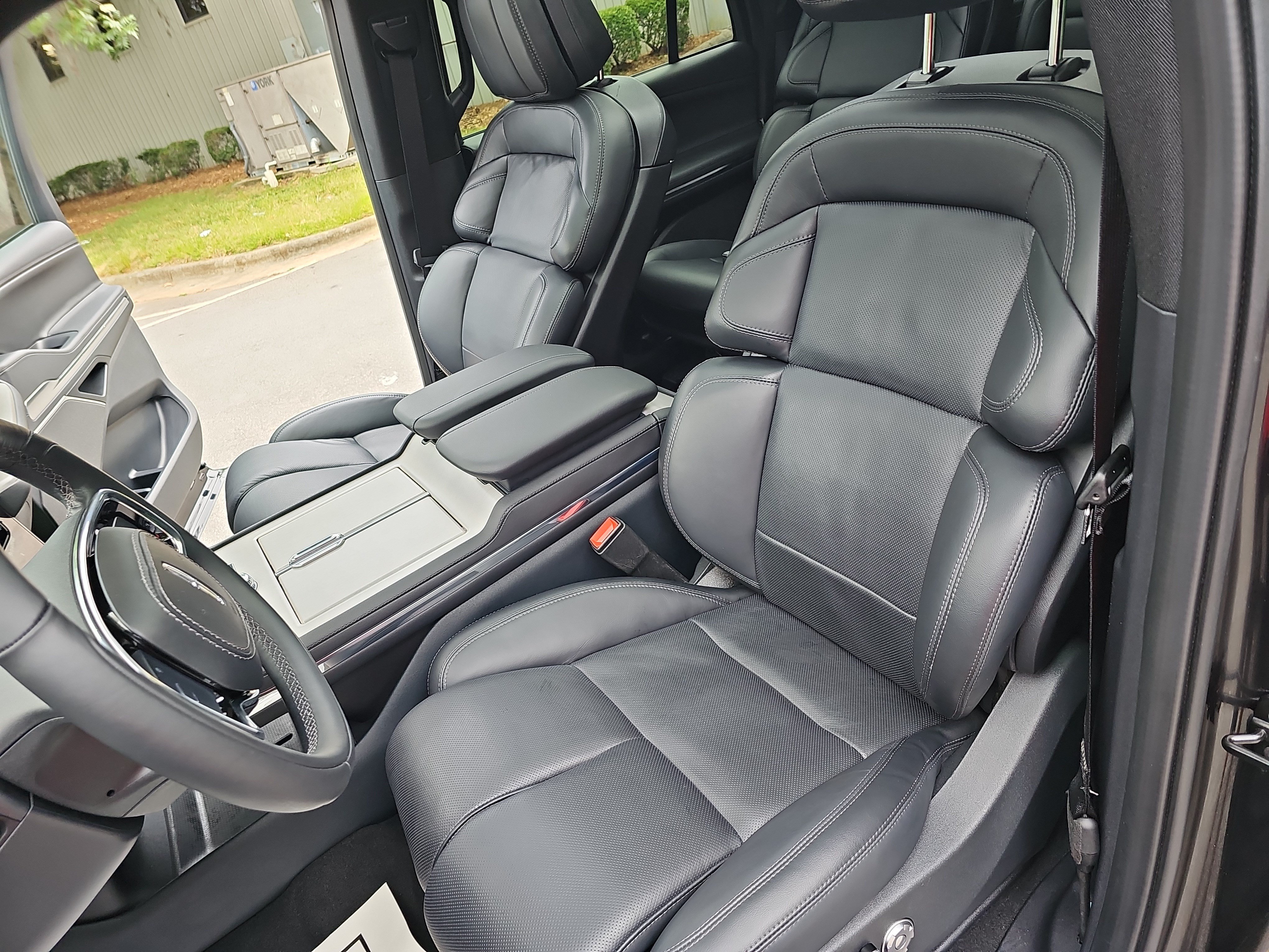 Used 2025 Lincoln Navigator Reserve w/ Jet Appearance Package AWD/4WD image 17