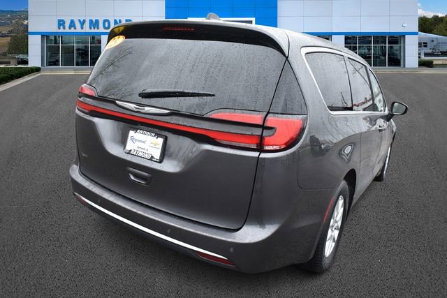 Used 2023 Chrysler Pacifica Touring-L FWD image 4