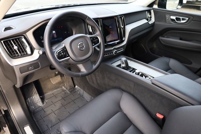 Used 2025 Volvo XC60 B5 Plus image 10