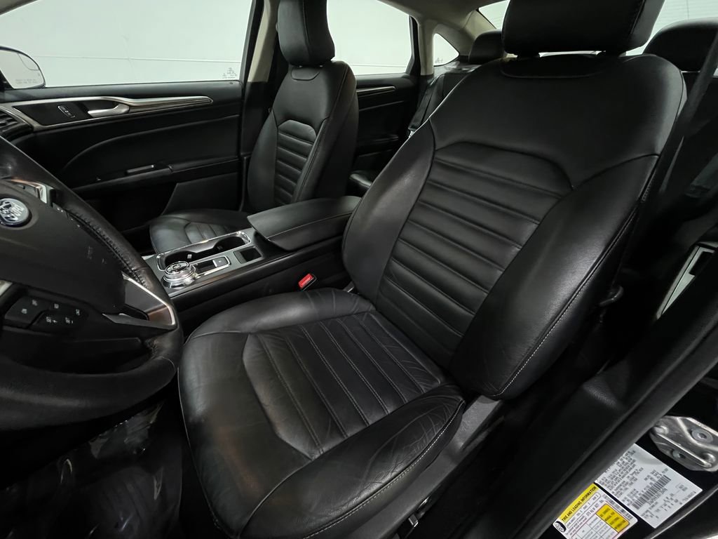 Used 2017 Ford Fusion SE w/ Fusion SE Technology Package image 12