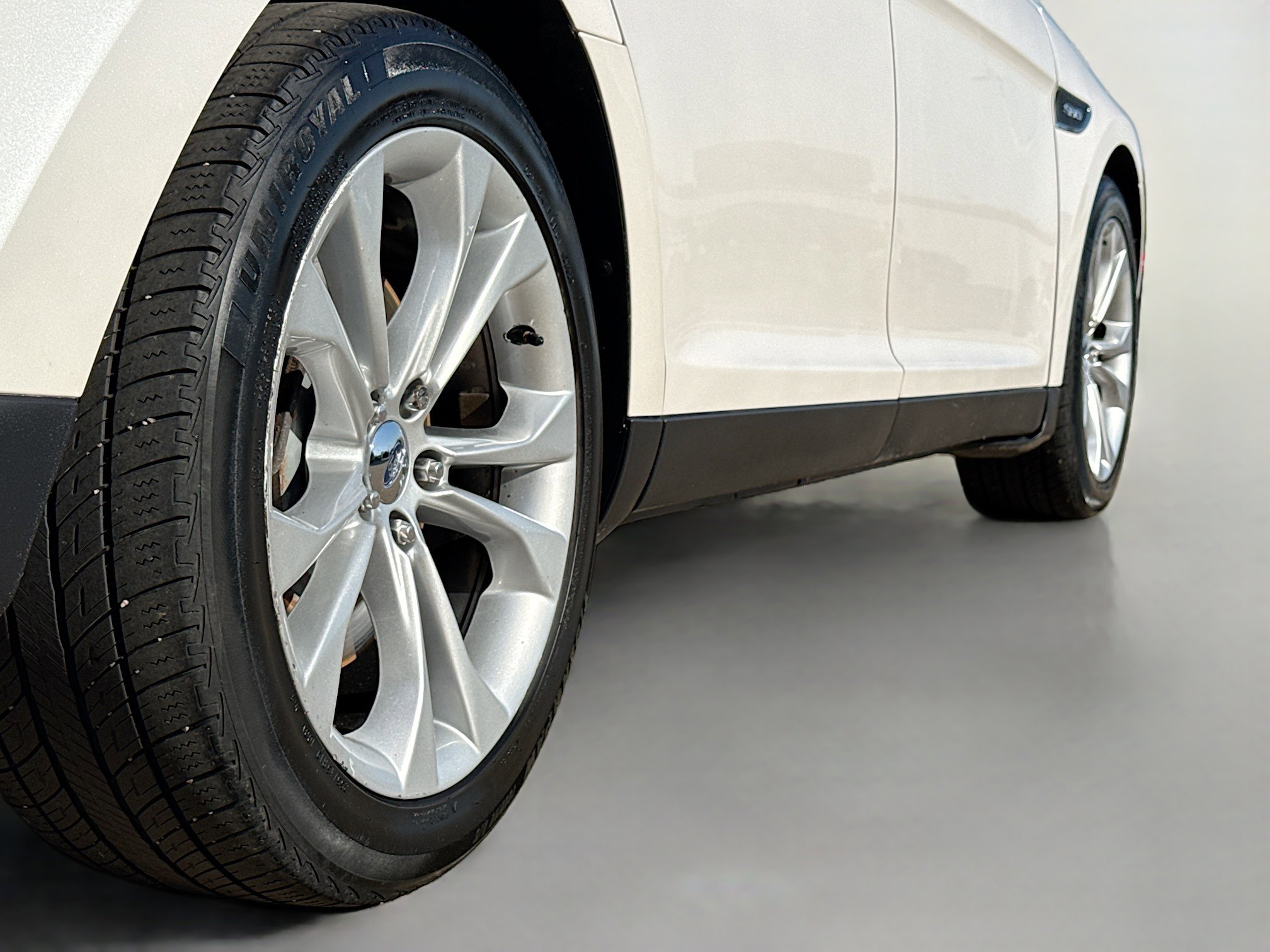 Used 2013 Ford Taurus SHO AWD/4WD image 16