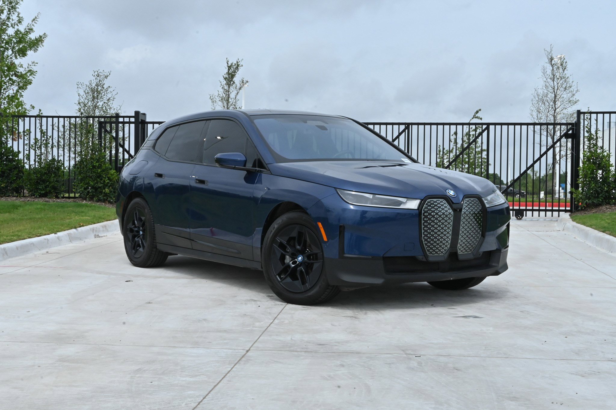 Certified 2023 BMW iX xDrive50 w/ Premium Package AWD/4WD image 2
