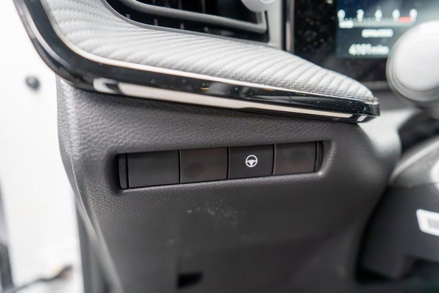 Certified 2025 Nissan Kicks SR image 18