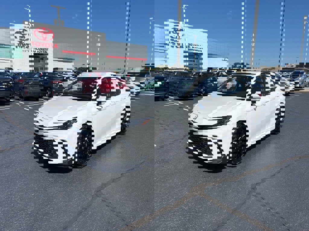 Used 2025 Toyota Camry SE image 1