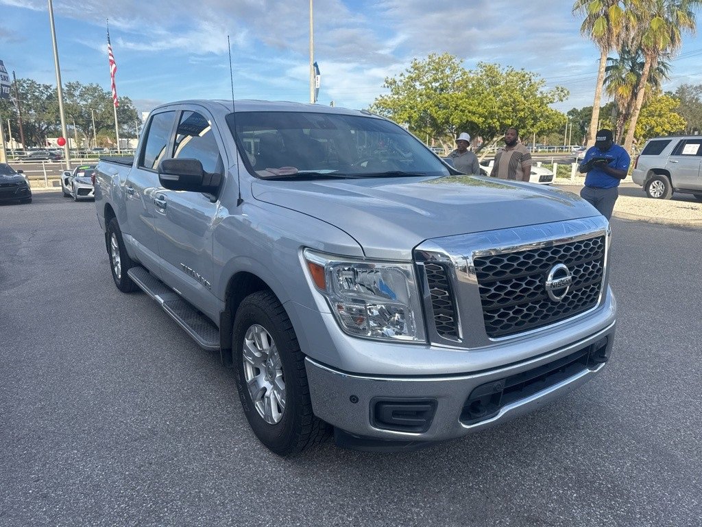Used 2018 Nissan Titan SV w/ SV Convenience Package image 3