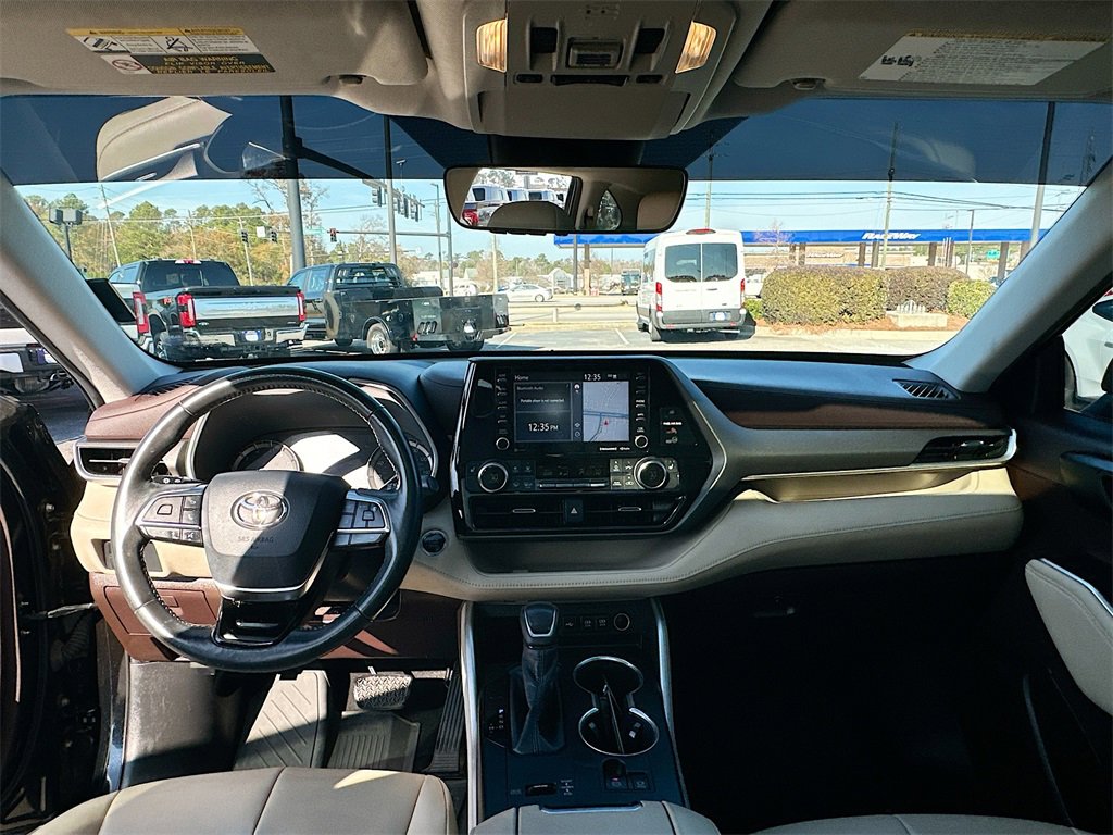 Used 2020 Toyota Highlander XLE image 3