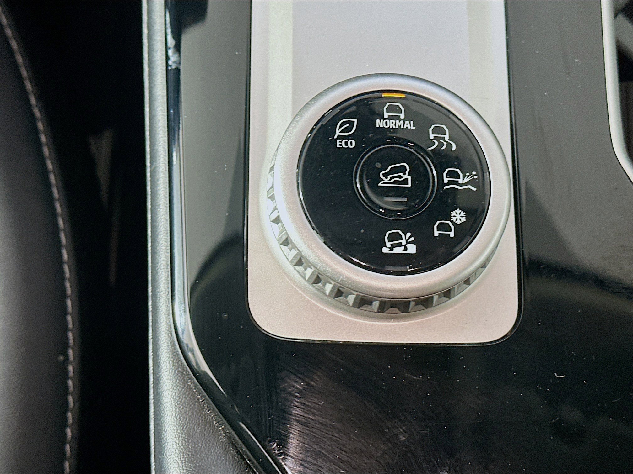 Used 2025 Mitsubishi Outlander SE image 26