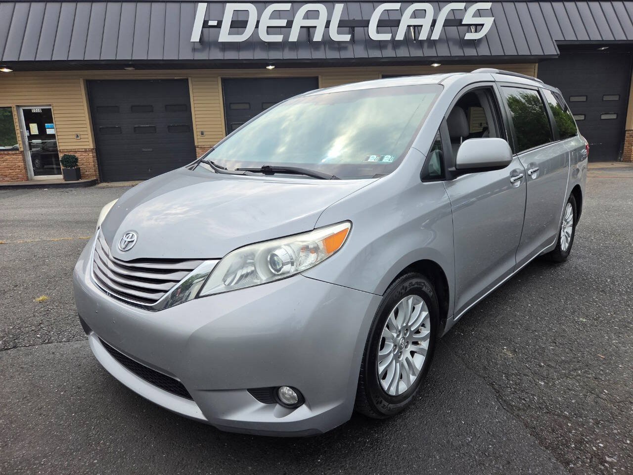 Used 2015 Toyota Sienna XLE FWD image 37