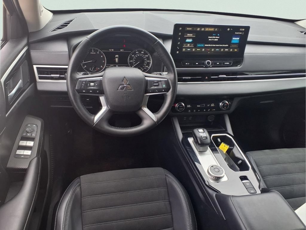 Used 2025 Mitsubishi Outlander SE FWD image 13