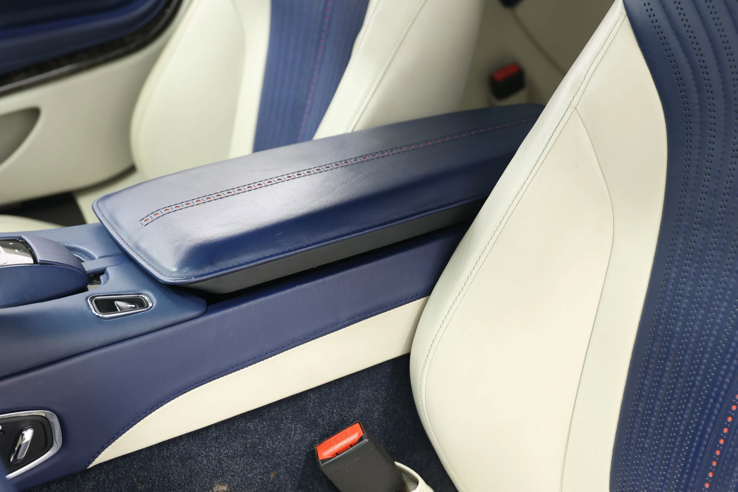 Used 2017 Aston Martin DB11 V12 image 21