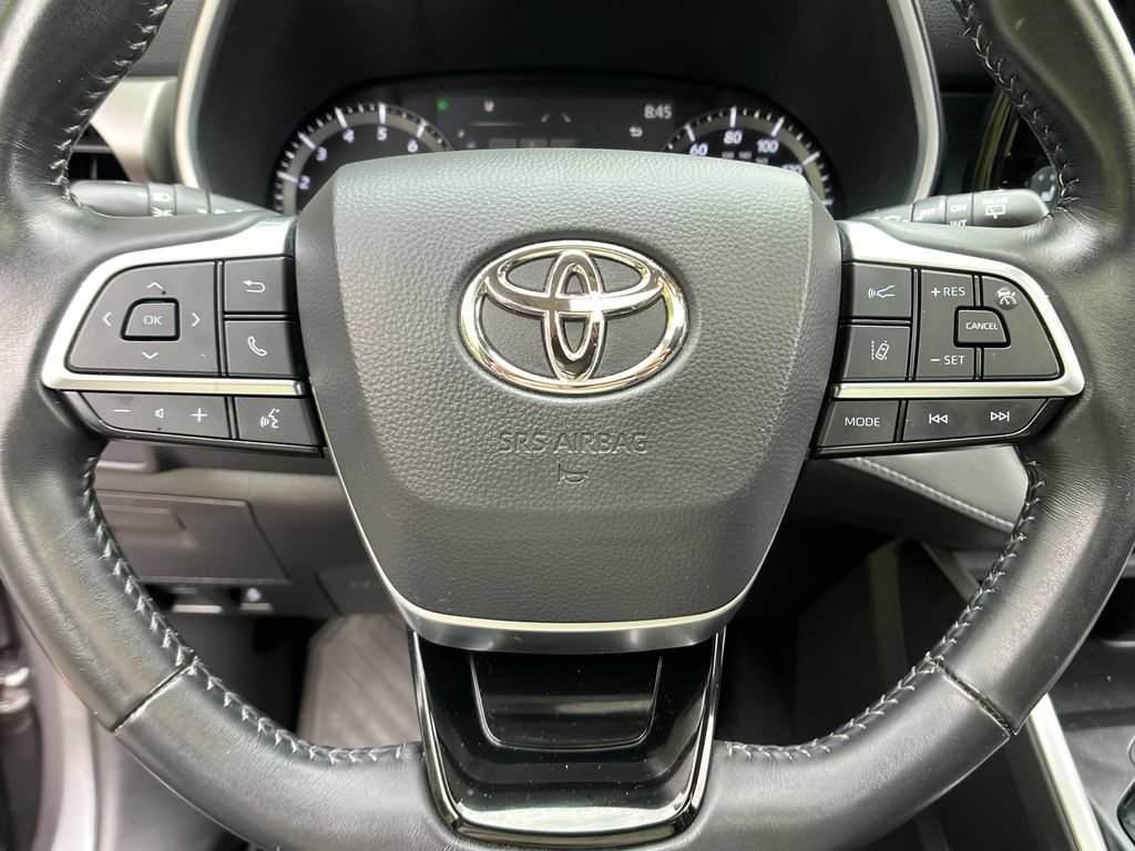 Used 2021 Toyota Highlander XLE AWD/4WD image 14