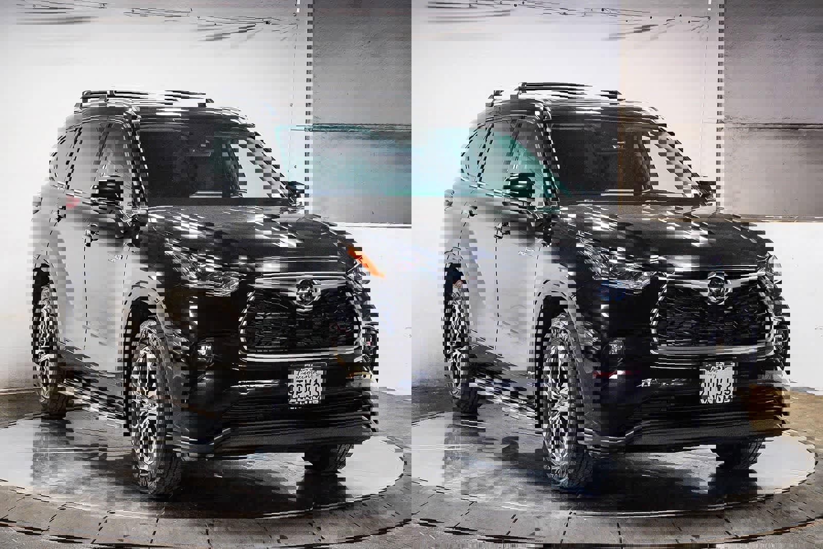 Used 2021 Toyota Highlander XLE image 3