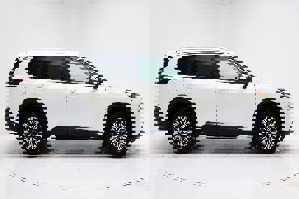 Used 2023 Nissan Rogue SV w/ SV Premium Package image 2