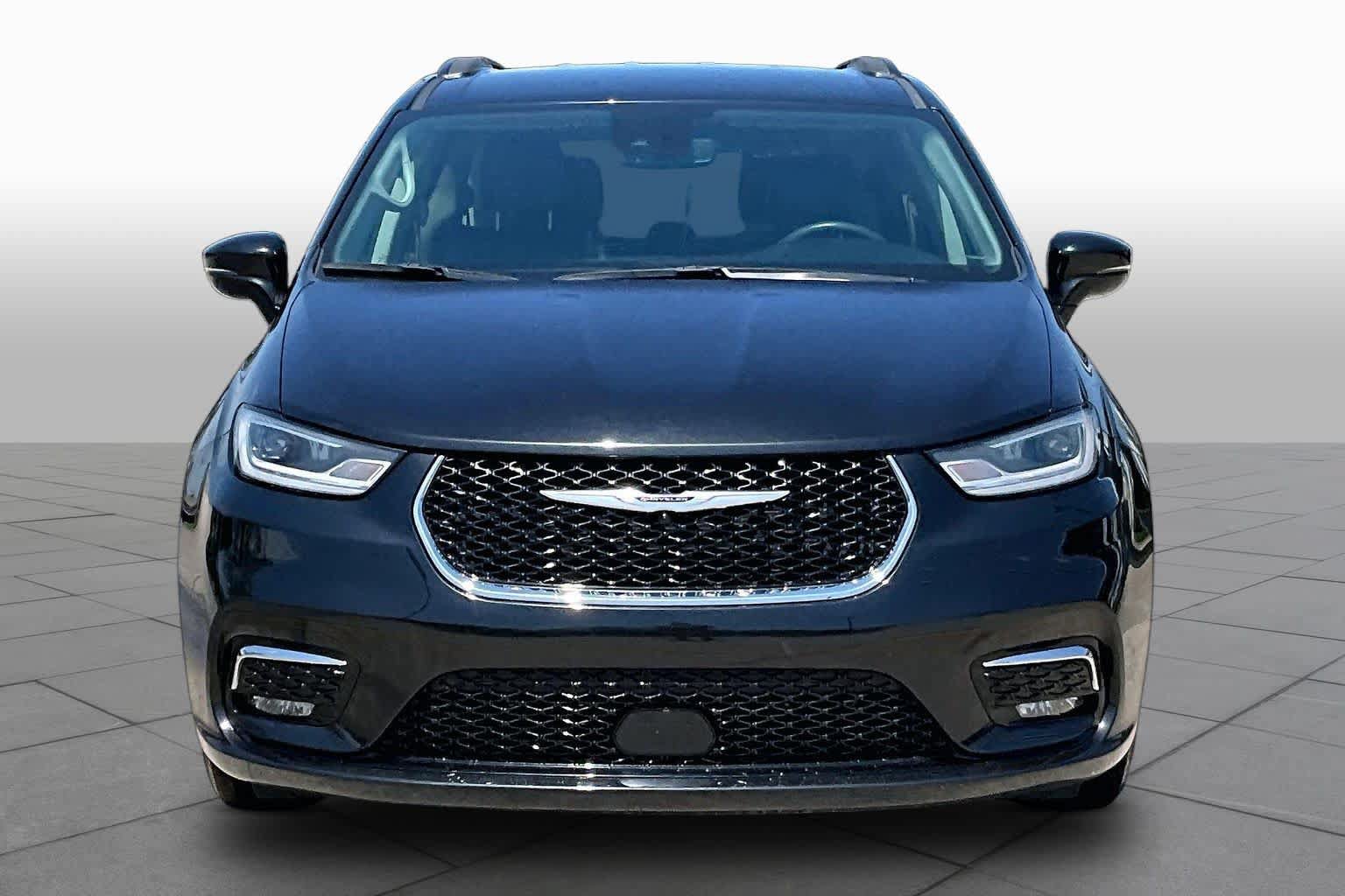 Used 2022 Chrysler Pacifica Touring-L FWD image 4
